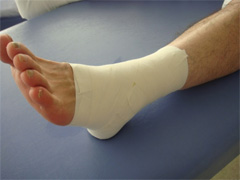 テーピングで固定している写真